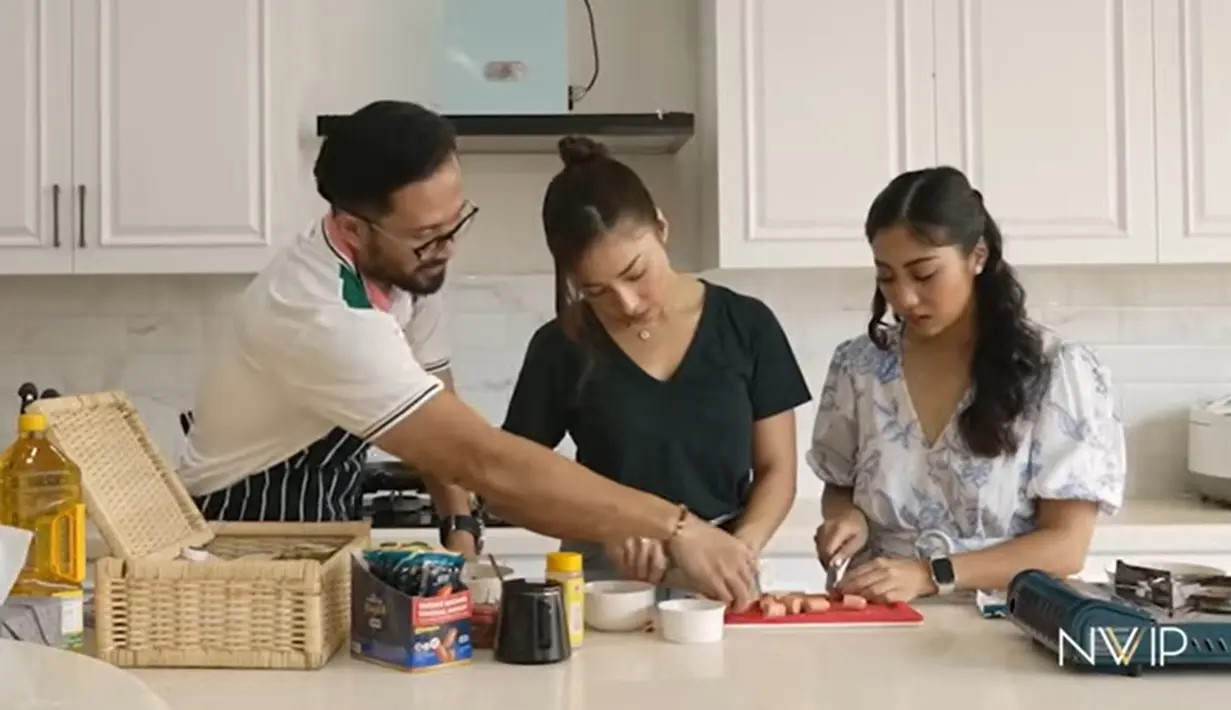 Sebelum chef datang, Nikita dan Nona telah menyiapkan beberapa bahan yang akan di masak. Chef Norman tampak menjelaskan bagaimana cara memotong cabai, bawang merah hingga bawang putih yang benar.  [Youtube/Nikita Willy Official]