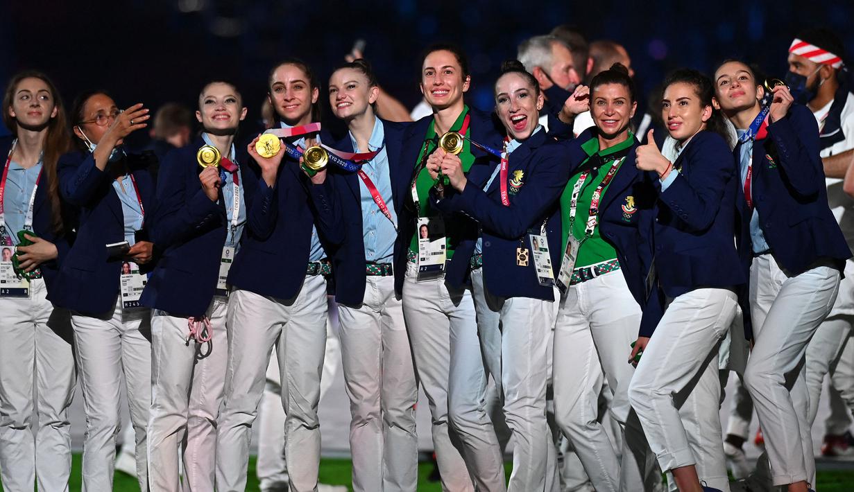 Para atlet berpose dengan medali emas mereka saat upacara penutupan Olimpiade Tokyo 2020, pada 8 Agustus 2021 di Stadion Olimpiade, Tokyo. (AFP/Daniel Leal-Olivas)