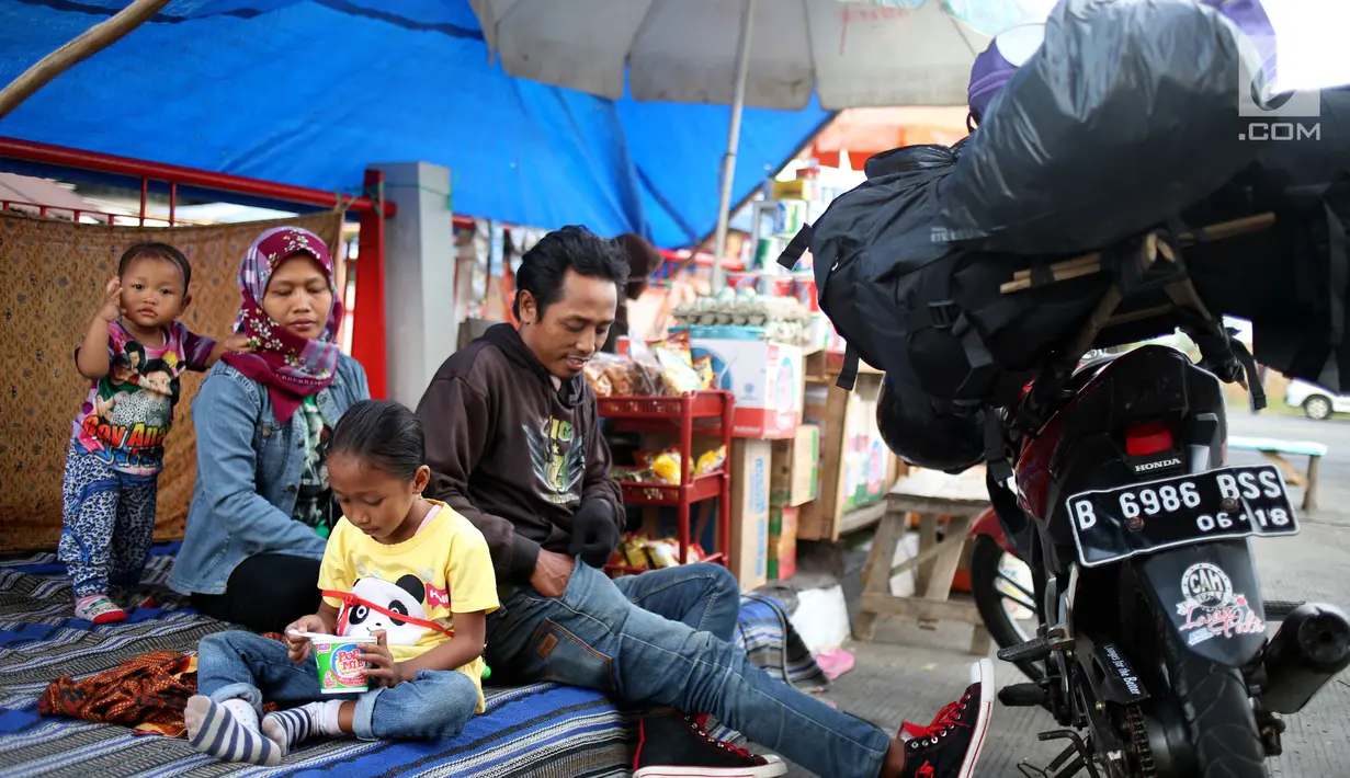 Pemudik singgah di warung dadakan di Jalur Pantura, Cirebon, Jawa Barat, Rabu (21/6). Menjelang puncak arus mudik Lebaran 2017, warga yang tinggal di dekat jalur Pantura membuat warung-warung dadakan. (Liputan6.com/Johan Tallo)