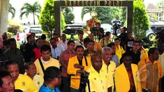 Partai Golkar kubu Aburizal Bakrie atau ical melaporkan kubu Agung Laksono ke Badan Reserse dan Kriminal (Bareskrim) Mabes Polri, Rabu (11/3/2015). Mereka melaporkan dugaan pemalsuan dokumen oleh kubu Agung Laksono. (Liputan6.com/Yoppy Renato)
