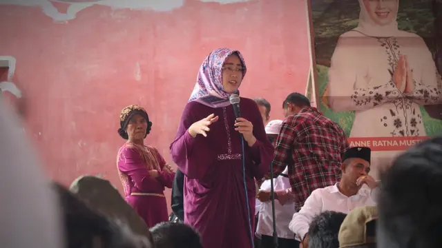 Istri Dedi MUlyadi, Anne Ratna Mustika, unggul di Pilkada Purwakarta. (Liputan6.com/Abramena)