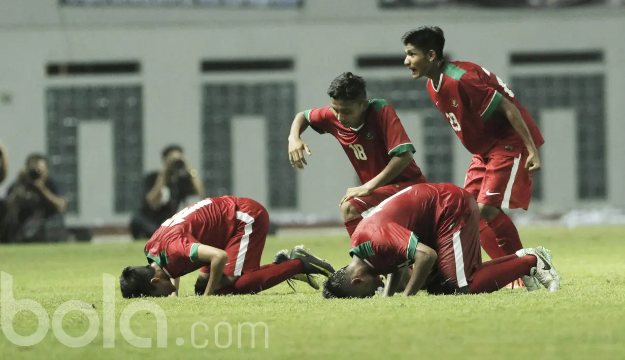 Pemain Timnas Indonesia U-16 melakukan selebrasi sujud sukur setelah Yadi Mulyadi mencetak gol ke gawang Singapura pada laga uji coba di Stadion Wibawa Mukti, Cikarang, Kamis, (8/6/2017). Indonesia menang 4-0. (Bola.com/M Iqbal Ichsan)