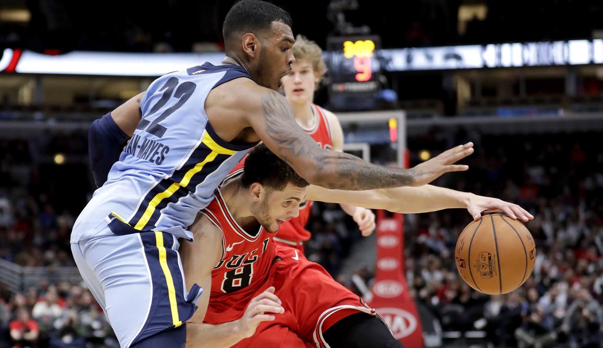 Pemain Memphis Grizzlies, Xavier Rathan-Mayes (kiri) berusaha menutup pergerakan pemain Chicago, Zach LaVine pada laga NBA basketball game di United Center, Chicago, (7/3/2018). Chicago Bulls menang 119-110. (AP/Charles Rex Arbogast)