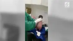 Menurut bidan yang menangani, bayi tersebut tetap ingin berjalan ketika akan didudukkan.