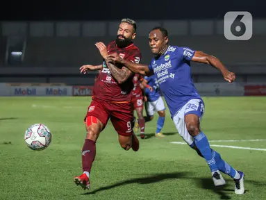 Penyerang Borneo FC Fransisco Torres (kiri) berebut bola dengan bek Persib Bandung Victor Igbonefo saat laga pekan keempat BRI Liga 1 2021/2022 di Stadion Indomilk Arena, Tangerang, Kamis (23/9/2021). Laga berakhir dengan skor 0-0. (Bola.com/Bagaskara Lazuardi)