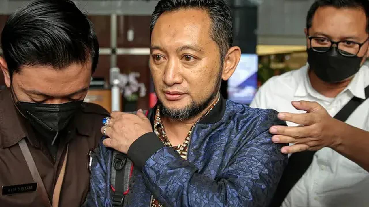 Wakil Ketua Komisi Pemberantasan Korupsi (KPK) Alexander Marwata menyebut, Andhi diduga telah menerima gratifikasi selama menjabat sebagai pegawai di Bea Cukai sebesar Rp28 miliar.