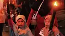 Anak-anak membawa obor sambil berkeliling kampung di kawasan Kota Tangerang, Banten, Jumat (29/7/2022) malam. Pawai obor tersebut digelar untuk menyambut malam pergantian Tahun Baru Islam atau 1 Muharam 1444 H. (Liputan6.com/Angga Yuniar)