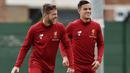 Senyum pemain Liverpool, Philippe Coutinho (kanan) saat berlatih di Melwood Training Ground, Liverpool (7/9/2017). Latihan ini jelang melawan Manchester City pada pekan keempat Premier League. (Photo/Liverpoolfc)