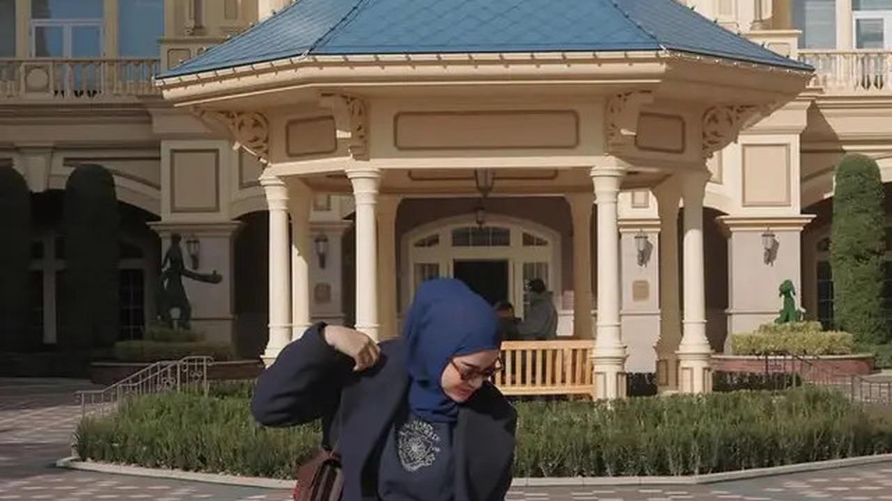 Tampilan OOTD Aurel Hermansyah Kenakan Rok Mini namun Tutup Tertutup Cocok untuk yang Berkerudung