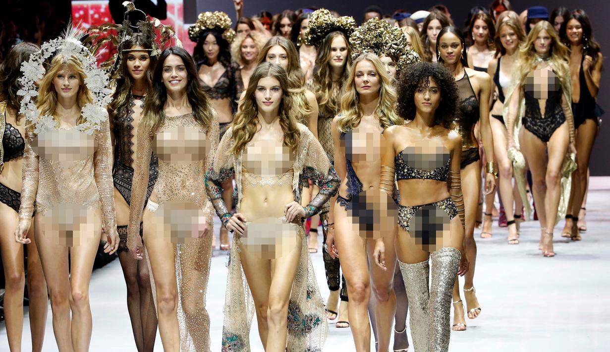  Sejumlah model memperagakan pakaian dalam transparan di catwalk saat Etam Live Show Lingerie di Fashion Week di Paris, Prancis (28/9). Pagelaran busana ini diadakan 27 September sampai dengan 5 Oktober. (REUTERS/Charles Platiau)