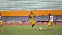 Pemain anyar Sriwijaya FC, Achmad Jufriyanto mengikuti latihan perdana Sriwijaya FC di Stadion Gelora Jakabaring, Palembang, Selasa (12/1/2016). (Bola.com/Riskha Prasetya)