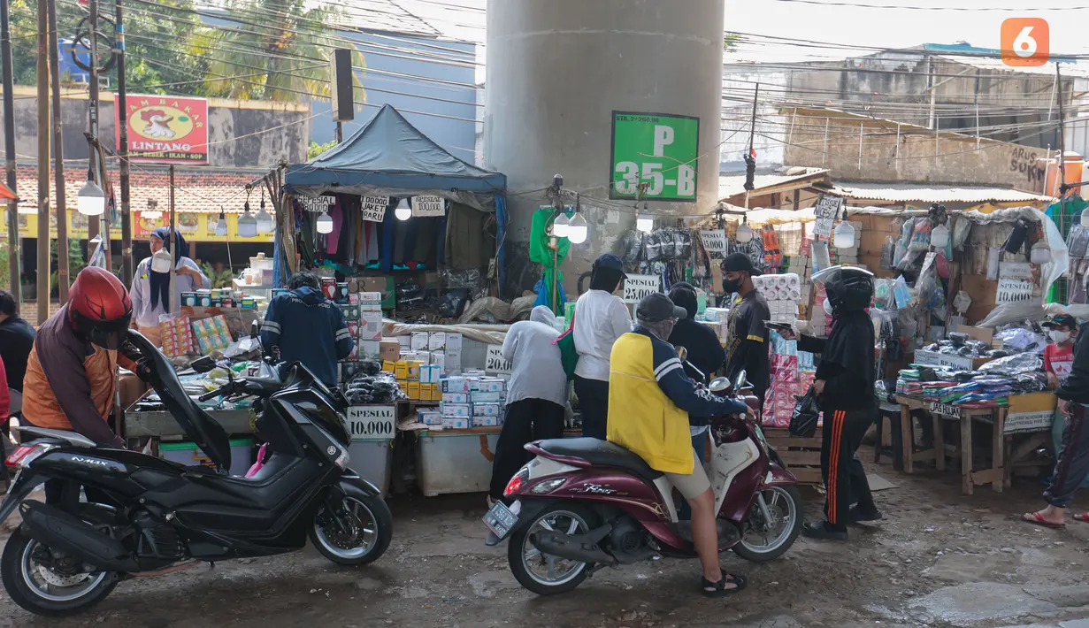 Warga ramai-ramai berburu masker di kawasan bawah Tol Andara, Jakarta Selatan, setelah sebaran abu vulkanik mencapai wilayah Jakarta dan sekitarnya, Minggu (6/9/2026). (KLY/Budy Santoso)