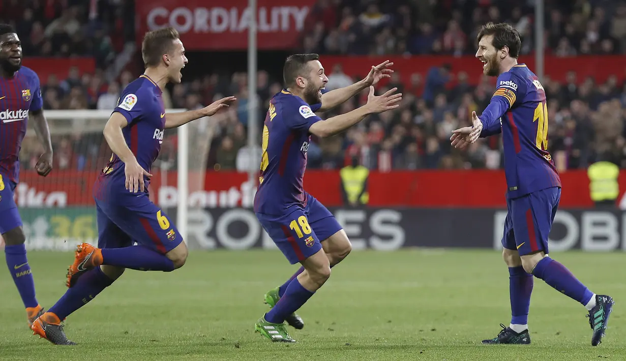 Para pemain Barcelona merayakan gol Lionel Messi (kanan) saat melawan tuan rumah Sevilla pada laga La Liga Santander di Sanchez Pizjuan stadium, (31/3/2018). Barcelona bermain imbang 2-2 dengan Sevilla. (AP/Miguel Morenatti)