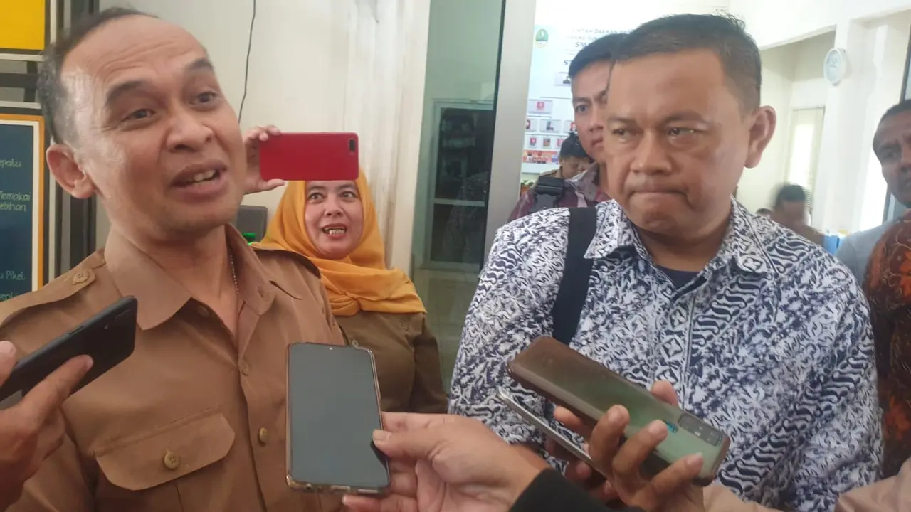 Kepala Kantor Cabang Dinas Pendidikan (KCD) Wilayah XI Garut Aang Karyana bersama Enjang Tedi dalam kunjungan di SMAN 6 Garut ihwal perseteruan raibnya ijazah siswa. (Liputan6.com/Jayadi Supriadin)
