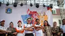 Gubernur DKI, Basuki Tjahaja Purnama dan Wagub Djarot Saiful Hidayat bergandeng tangan seusai membuka perayaan HUT Jakarta yang ke-488, di Taman Fatahillah, Jakarta, Minggu (31/5/2015). (Liputan6.com/Faizal Fanani)