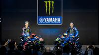 Pebalap Monster Energy Yamaha, Fabio Quartararo dan Franco Morbidelli, saat memperkenalkan livery baru yang akan digunakan untuk MotoGP 2023 di Jakarta di Hotel St. Regis pada Selasa (17/1/2023). (Dok. Yamaha)