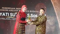 Ketua TP PKK Kota Malang, Widayati Sutiaji saat menerima penghargaan Anugerah Inspiratif Liputan6.com pada kategori Perempuan Inspiratif Pegiat Ekonomi Kreatif Berbasis Budaya. (Liputan6.com/Angga Yuniar)