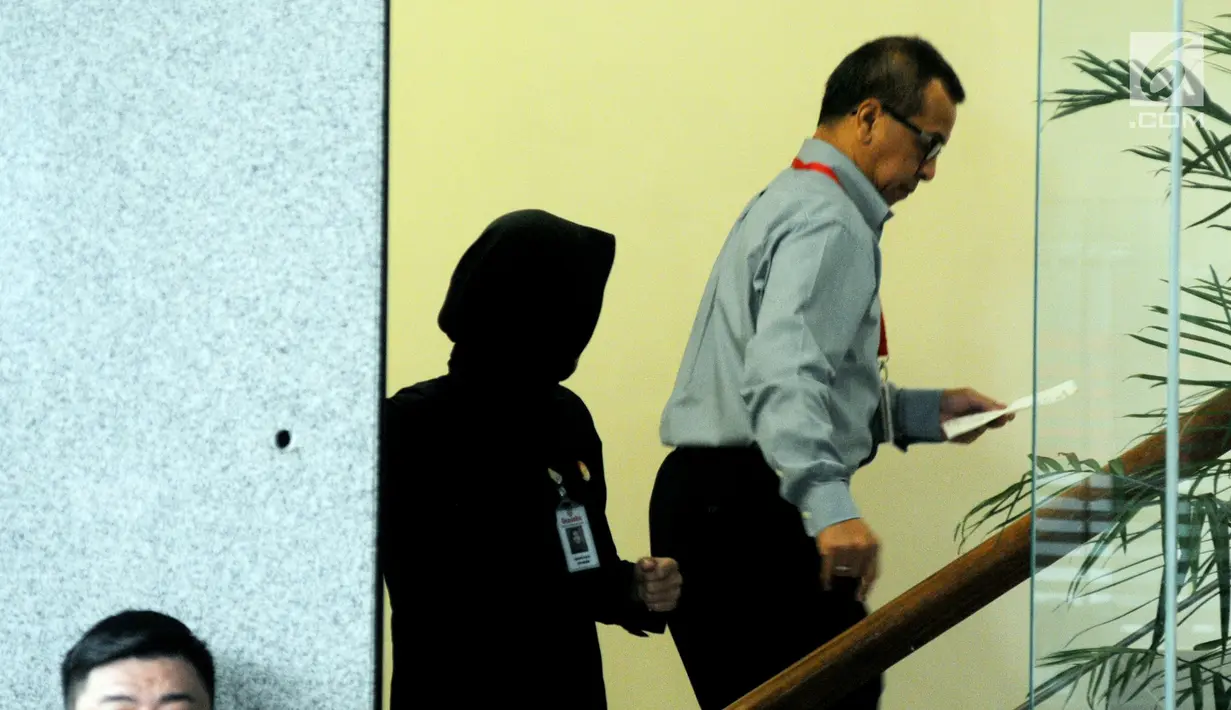 Mantan Dirut PT Garuda Indonesia Emirsyah Satar menuju ruang penyidik untuk menjalani pemeriksaan di gedung KPK, Jakarta, Senin (16/4). Emirsyah diperiksa untuk mendalami kasus suap pengadaan mesin Rolls-Royce PLC. (Merdeka.com/Dwi Narwoko)