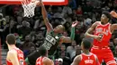 Pemain Boston Celtics, Terry Rozier (12) gagal mencetak poin saat melawan Chicago Bulls pada lanjutan NBA basketball game di United Center, Chicago, (11/12/2017). Bulls menang 108-85. (AP/Charles Rex Arbogast)