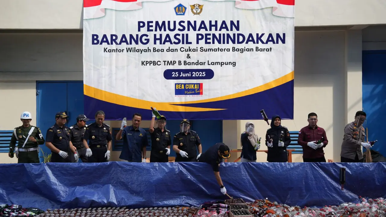 Bea Cukai Sumatera Bagian Barat (Sumbagbar) bersama Bea Cukai Bandar Lampung memusnahkan barang hasil penindakan berupa 7.117.220 batang rokok tanpa pita cukai dan 8.636 liter minuman mengandung etil alkohol (MMEA) ilegal. (Istimewa)