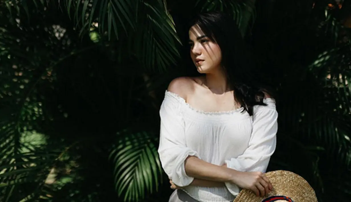 Meski terlibat kembali dalam sinetron, pemeran 30 tahun itu memilih project barunya yang tidak banyak menghabiskan waktu seharian penuh di lokasi syuting. Ia tidak mau kehilangan moment usia emas buah hatinya. (Instagram/alicenorin)