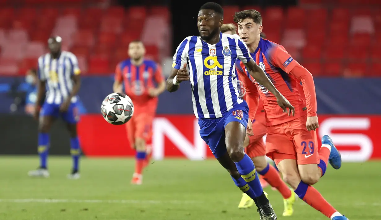 Bek FC Porto, Chancel Mbemba dan gelendang Chelsea, Kai Havertz bersaing memperebutkan bola pada leg pertama perempat final Liga Champions, Kamis (8/4/2021). Chelsea menang 2-0 Porto di laga yang digelar di tempat netral tersebut. (AP Photo/Angel Fernandez)