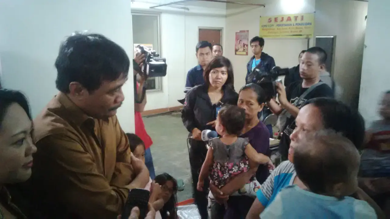 Wagub DKI Jakarta Djarot Saiful mengunjungi lokasi banjir di Kampung Pulo
