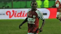 Bek Persipura, Yustinus Pae, ketika melawan Arema di Malang. (Bola.com/Iwan Setiawan)