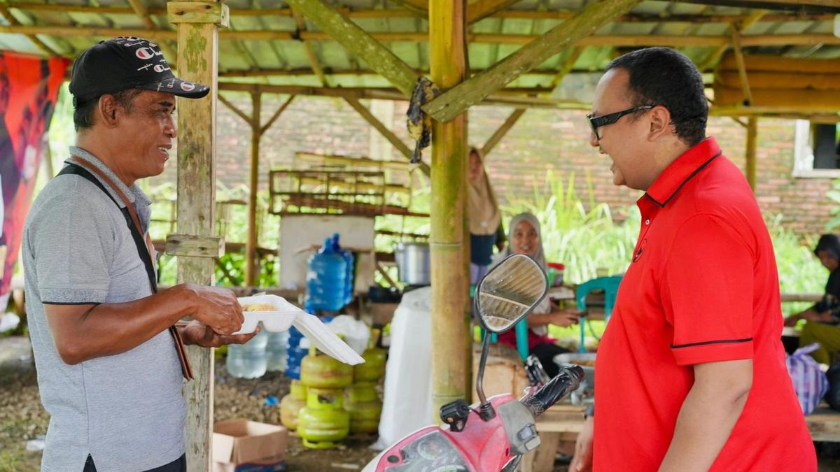 Anggota Komisi XI DPR dari FPDI Perjuangan Kaisar Kiasa Kasih Said Putra meninjau langsung lokasi longsor di Majenang Cilacap
