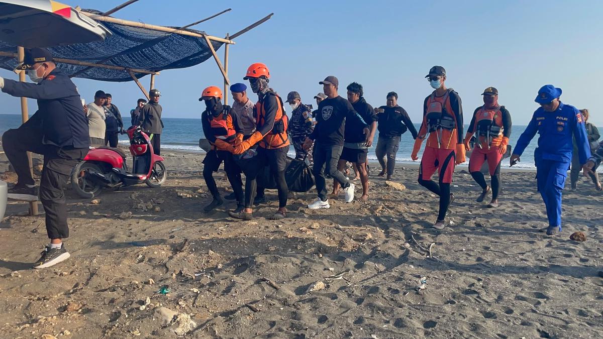 Tim SAR evakuasi jenazah nelayan. (Dokumentasi Basarnas Bali).