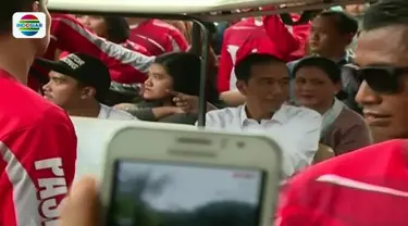 Puluhan ribu warga antusias berdesak-desakan ingin melihat Jokowi dan keluarganya saat berlibur di Kebun Binatang Ragunan.