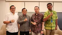 Ketua Umum PBVSI, Imam Sudjarwo, berfoto bersama Sekjen PBVSI, HeyzerHarsono dan Wasekjen PBVSI, Gilang Iskandar, serta Wakil Ketua Bidang Pembinaan Prestasi, Loudryans A. Maspaitella. (Bola.com/Dok. PBVSI)