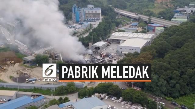 Sebuah pabrik kertas di Korea Selatan tiba-tiba meledak. Ledakan besar tersebut terekam kamera mobil yang sedang melintas.