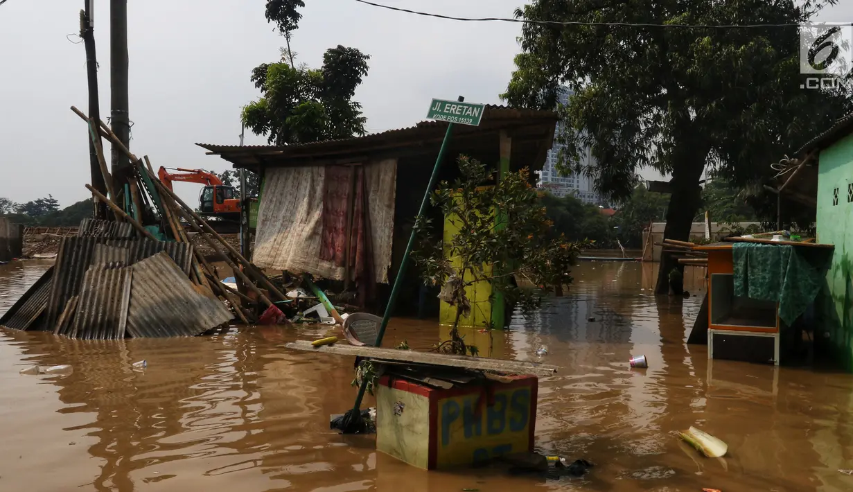 Suasana banjir yang melanda kawasan bantaran kali Cisadane, Tangerang, Jumat (26/4). Banjir kiriman setinggi 2 meter sempat melanda kawasan akibat curah hujan yang tinggi di bogor membuat derasnya air mengalir jauh sampai ke tempat ini. (Liputan6.com/Johan Tallo)