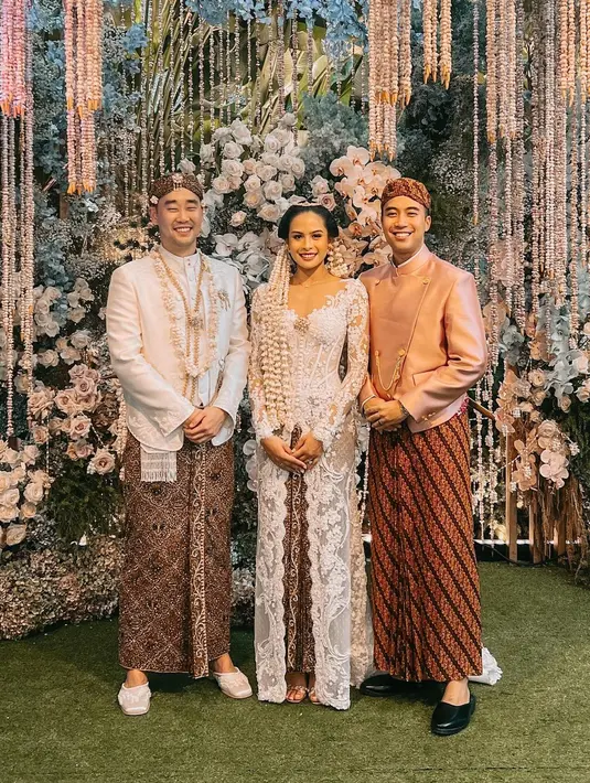 Lihat momen Vidi juga tampil solo di acara akad Maudy Ayunda dan Jesse Choi. Ia berpose di samping pengantin mengenakan busana adat Jawa berwarna rose gold, lengkap dengan kain batik sebagai bawahan dan blangkon. Foto: Instagram.