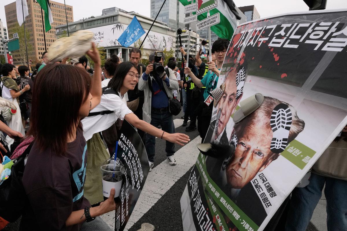Aksi Die-In Pro-Palestina di Pusat Kota Seoul