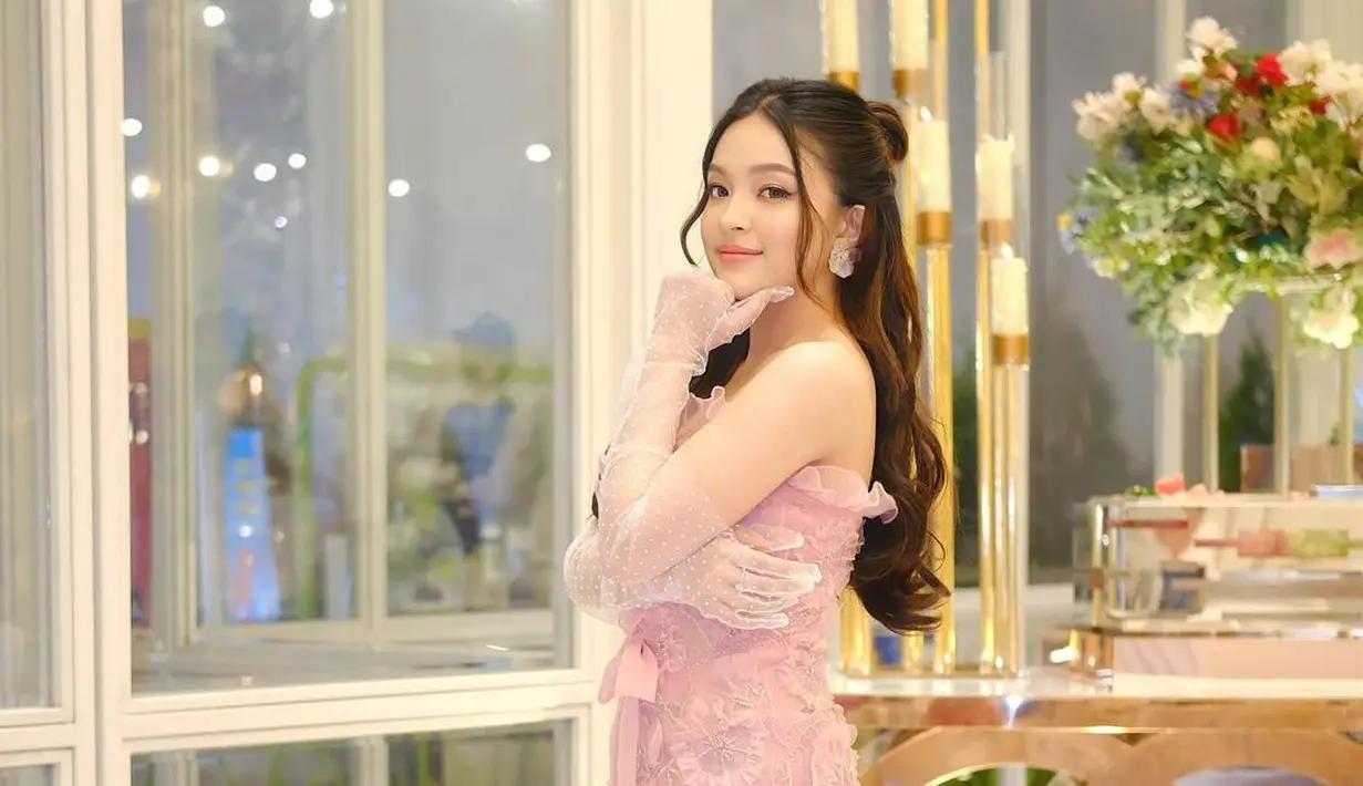 Cantiknya gaya kondangan Eca Aura dengan rambut yang dihalf ponytail. [Foto: Instagram/elsaajapasal]