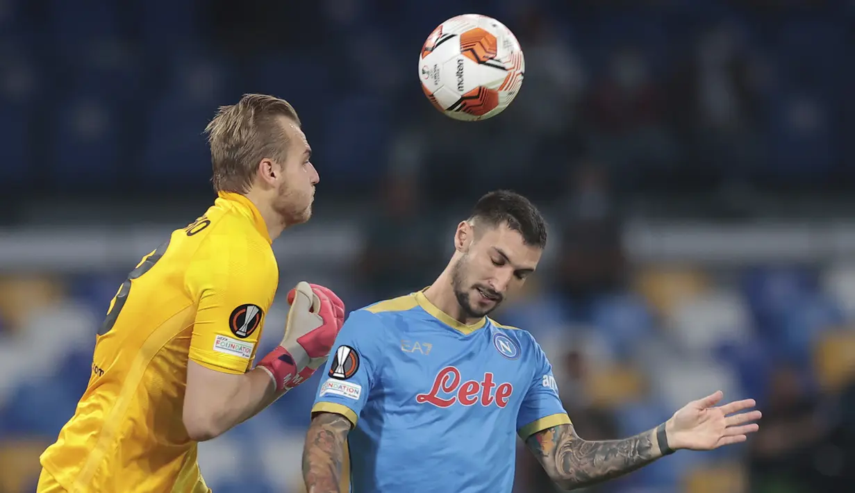 Penyerang Napoli, Matteo Politano berebut bola dengan kiper Spartak Moscow, Aleksandr Maksimenko pada Matchday 2 Liga Europa 2021/2022 di Stadio Diego Armando Maradona, Jumat (1/10/2021) dini hari WIB. Napoli secara mengejutkan dikalahkan Spartak Moscow 2-3. (Alessandro Garofalo/ LaPresse via AP)