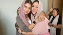 Kerudung pink itu jadi pelengkap dress piyama satin berwarna senada. Bikin penampilannya terlihat makin awet muda [@wulanguritno]