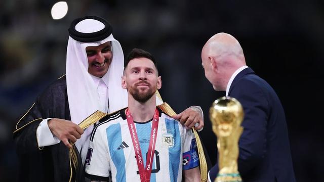 Gaya Lionel Messi Pakai Jubah Arab saat Terima Trofi Piala Dunia 2022 Tuai Polemik, Apa Maknanya?