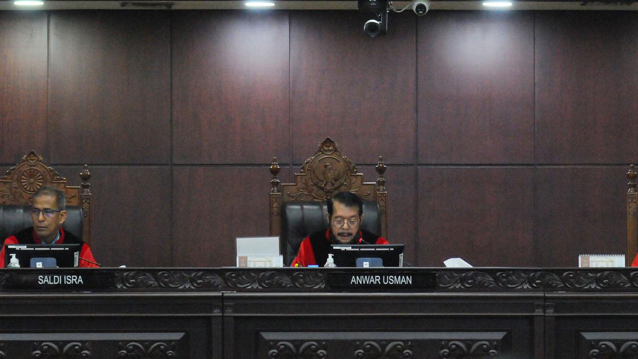 VIDEO: Satu Ruangan Tertawa, Hakim MK Anwar Usman Ipar Jokowi Ngaku Sering Diminta Nyanyi