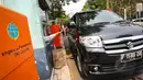 Pengendara mobil saat membayar parkir di kawasan IRTI Monas, Jakarta, Selasa (26/5/2015). UPT Parkir Dinas Perhubungan dan Transportasi DKI Jakarta akan meningkatkan Pendapatan Asli Daerah (PAD) dari retribusi parkir. (Liputan6.com/Faizal Fanani)