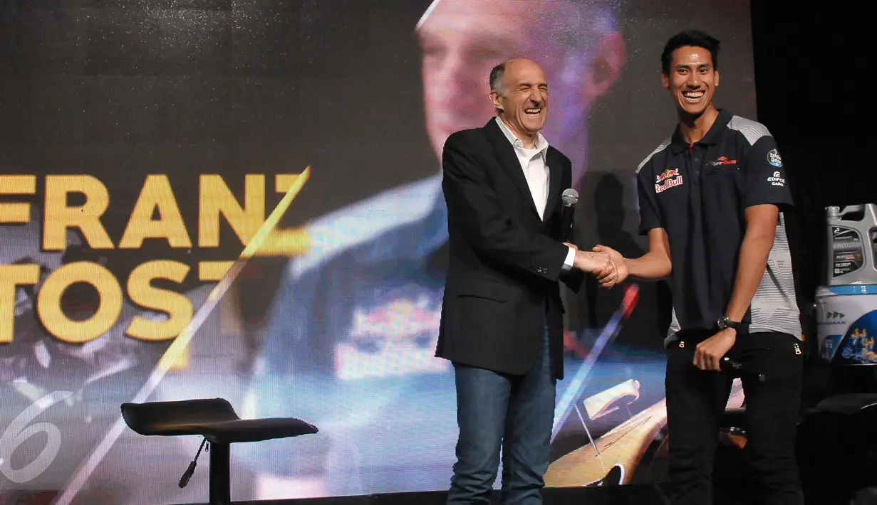 Pembalap Indonesia Sean Gelael bersalaman dengan Team Principal Formula 1 Scuderia Toro Rosso, Franz Tost usai konferensi pers, Jakarta, Kamis (20/4). Konferensi pers memperkenalkan tim Pertamina Arden. (Liputan6.com/Helmi Afandi)