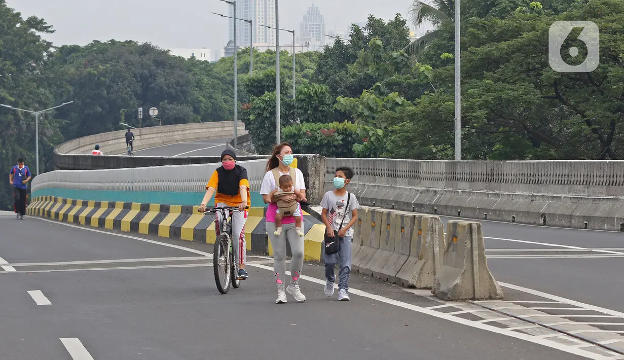 Warga berolahraga saat Car Free Day (CFD) di Jalan Layang Non Tol Antarasari, Jakarta, Minggu (28/6/2020). Pemprov DKI Jakarta menggelar HBKB atau CFD di 32 lokasi baru untuk menggantikan HBKB yang ditiadakan di Jalan Sudirman-Thamrin. (Liputan6.com/Herman Zakharia)