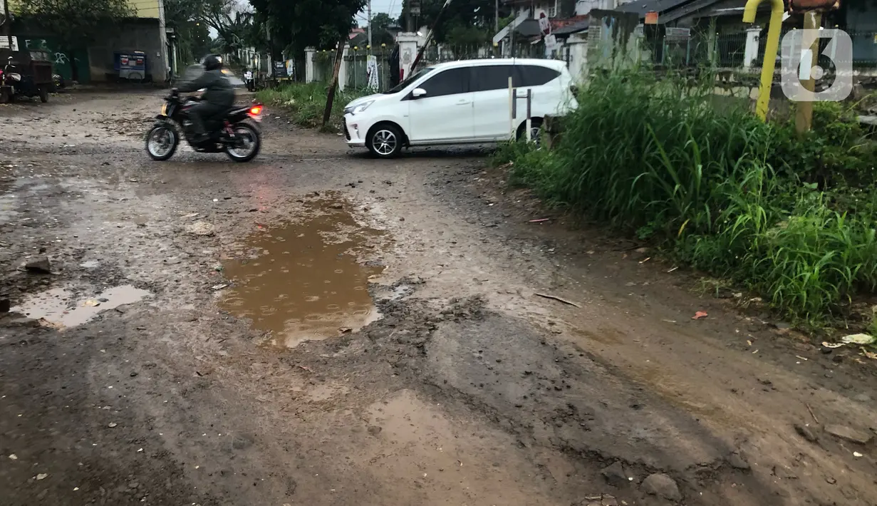 Kendaraan menghindari jalan yang rusak di Jalan Pertamina, Depok, Jawa Barat, Rabu (4/3/2020). Jalan yang telah rusak selama bertahun-tahun tersebut tidak juga diperbaiki sehingga mengganggu kenyamanan para pengguna jalan. (Liputan6.com/Immanuel Antonius)
