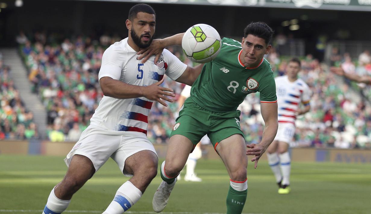 Pemain Amerika Serikat, Cameron Carter-Vickers (kiri) berebut bola dengan pemain Irlandia, Callum O'Dowda pada laga uji coba di Aviva Stadium, Dublin, (2/6/2018). Irlandia menang 2-1. (Brian Lawless/PA via AP)