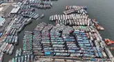 Foto udara memperlihatkan deretan perahu nelayan di pelabuhan Muara Angke, Jakarta. Kamis (10/7/2025). (merdeka.com/Arie Basuki)