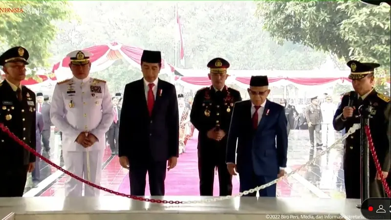 Presiden Joko Widodo atau Jokowi dan Wakil Presiden Ma'ruf Amin meninjau lokasi sumur Lubang Buaya dalam peringatan Hari Kesaktian Pancasila, 1 Oktober 2023.