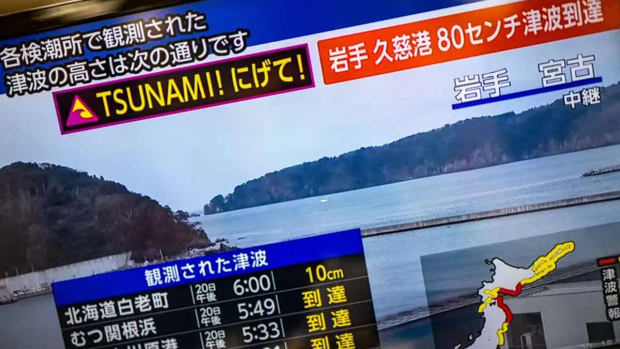 Foto ini menunjukkan pesan peringatan di layar dari siaran langsung NHK dengan peringatan tsunami setelah gempa bumi magnitudo 7,7 melanda Jepang pada 20 April 2026. (Dok. AFP/Philip Fong)