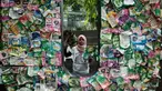 Aktivis Greenpeace Indonesia menunjukkan sampah plastik berbentuk 'U' (logo Unilever) di depan Kantor Pusat Unilever di Kawasan Bumi Serpong Damai (BSD), Tangerang, Banten, pada 20 Juni 2024. (Yasuyoshi CHIBA/AFP)